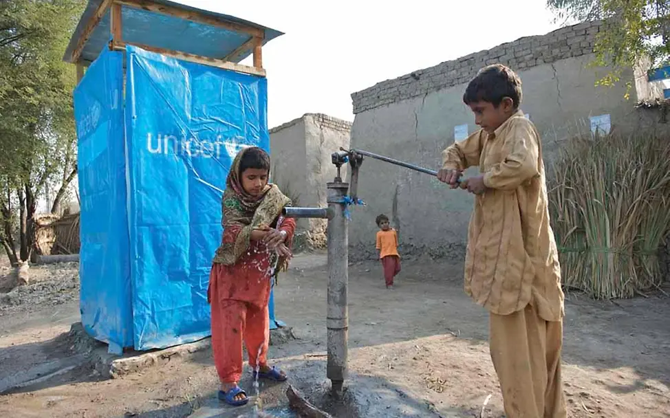 Wasser – überlebenswichtig Trinkwasser: Brunnen/Handpumpe in Pakistan