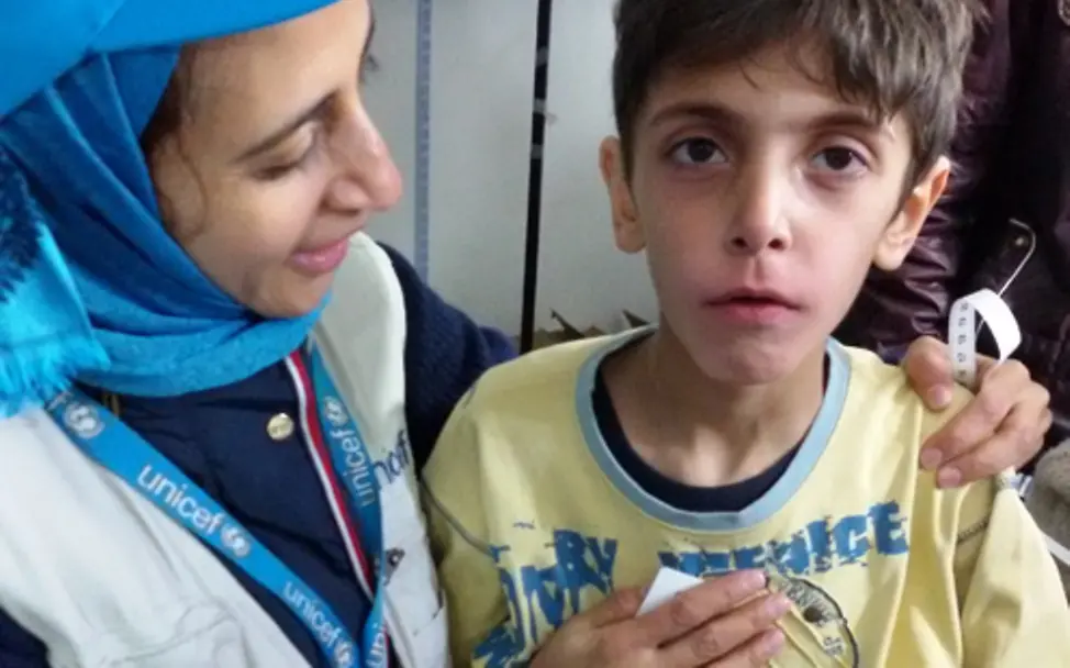 Mohammed wird von einer UNICEF-Helferin untersucht | © UNICEF/Singer Syrien Madaya: Mohammed wird von einer UNICEF-Helferin untersucht