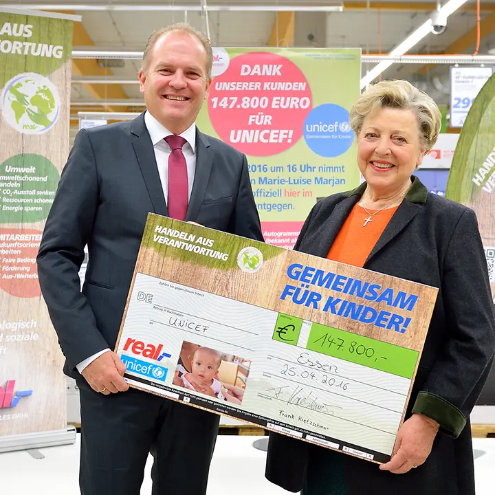 Marie-Luise Marjan nimmt für UNICEF den Scheck entgegen
