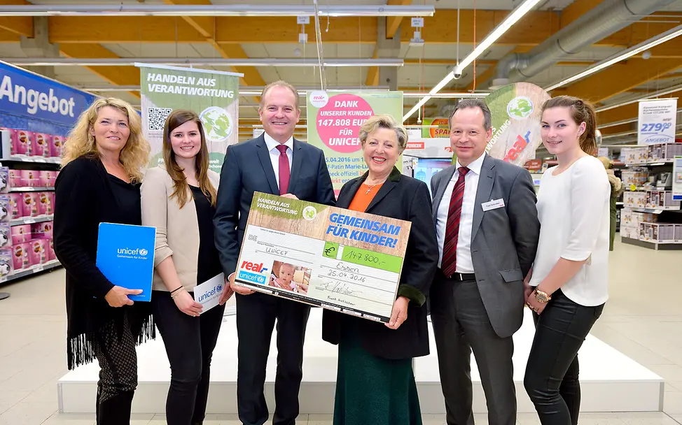 UNICEF und real,- freuen sich über das großartige Ergebnis | real,- SB Warenhaus GmbH
