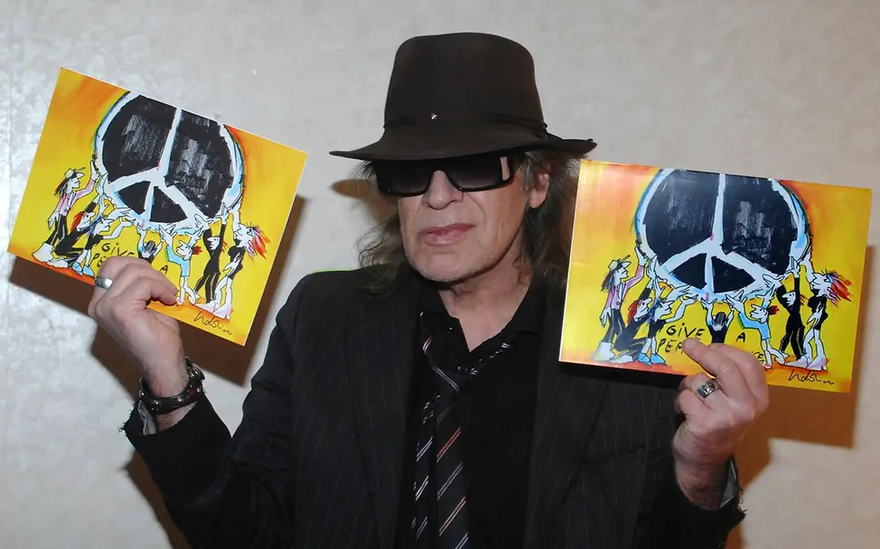 Udo Lindenberg präsentiert die Peace-Grußkarte | © UNICEF DT/Wolfgang Langenstrassen Udo Lindenberg präsentiert Peace-Grußkarte