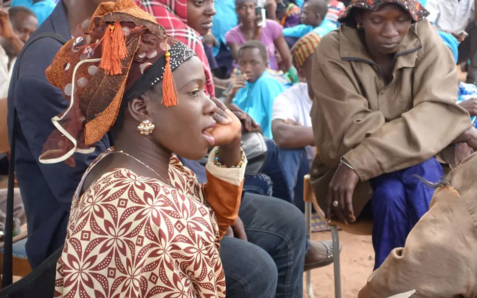 Der Mütterclub führt ein Theaterstück auf | © UNICEF/Flottmann Gambia: Die Frauen des Mütterclubs führen ein Theaterstück auf