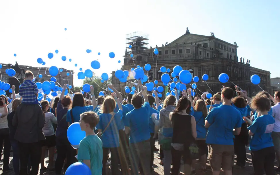 Studenten singen Imagine vor der Semperoper in Dresden. | UNICEF/Krombach Studenten singen Imagine vor der Semperoper in Dresden.