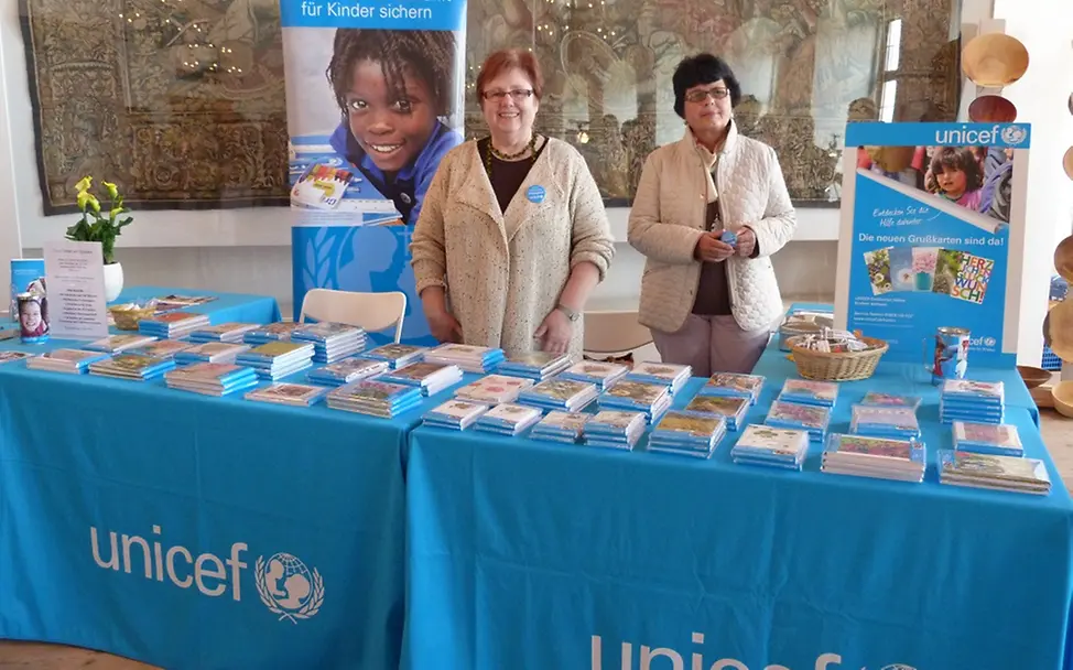 Grußkartenstand auf dem Gartenfestival 2016 © UNICEF-AG Landshut/Erbe Grußkartenstand auf dem Gartenfestival 2016 © UNICEF-AG Landshut/Erbe