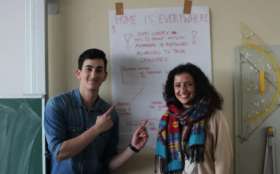 Talha bei einem Workshop | © Talha Evran Talha vor einem Plakat bei einem Workshop