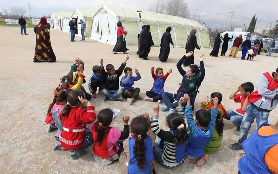 Vor den Lernzelten wird gespielt und getobt | © UNICEF 2016/ R. Haidar Projektreise Libanon: Draußen werden Sport und Gruppenspiele gemacht