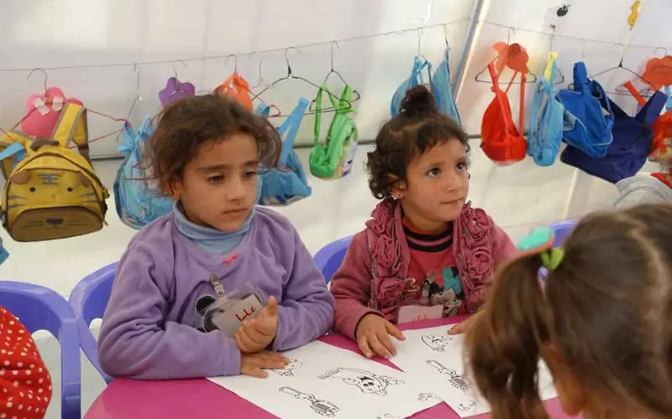 Ab und zu schweift Alia während dem Unterricht in ihre Gedankenwelt ab | © UNICEF 2016/V. Lamberti Projektreise Libanon: Alia behandelt im Unterricht "Zahnmalblätter"