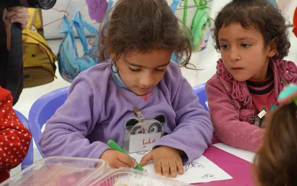 Alia ist hochkonzentriert beim Ausmalen | © UNICEF 2016/V. Lamberti Projektreise Libanon: Alia besucht Saadnayel seit circa vier Monaten