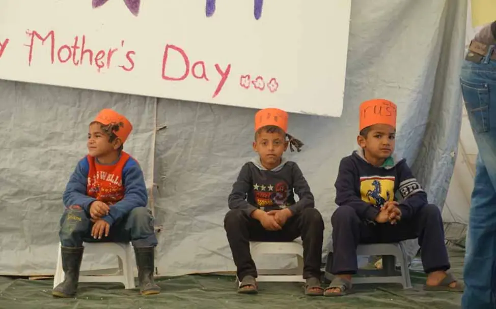 Die Jungs warten auf die "Hände-waschen ist wichtig" Beratung | © UNICEF 2016/V. Lamberti Projektreise Libanon: Diese Jungs nehmen gleich an einem Rollenspiel über Hygieneregeln teil.