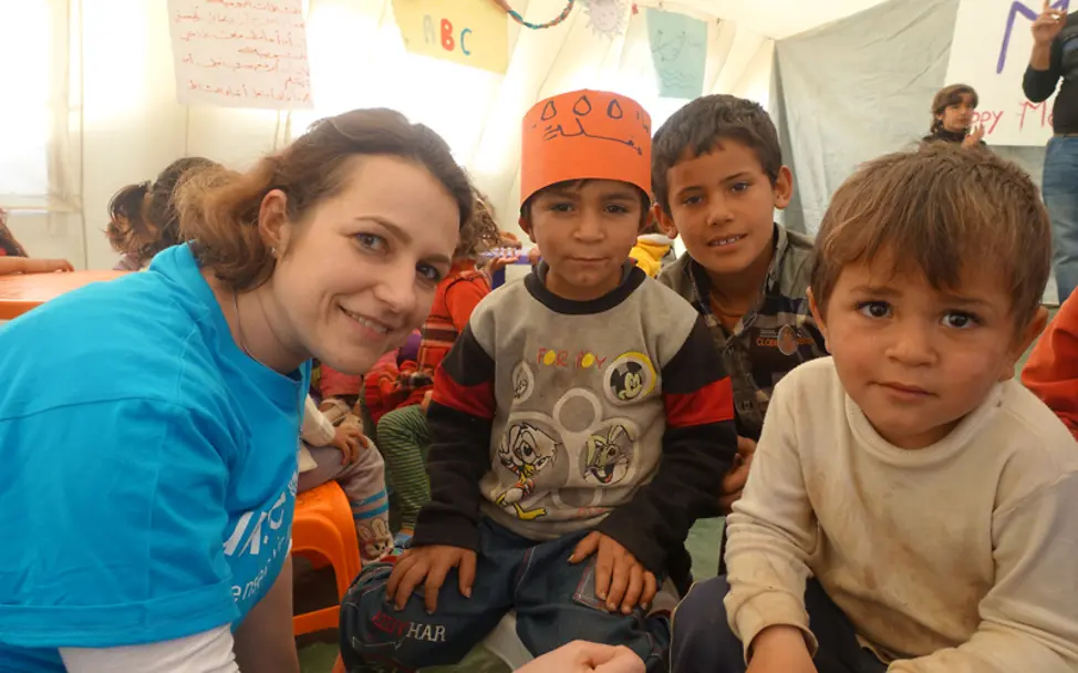 Valeska Lamberti mit drei Jungs nach ihrem Rollenspiel | © UNICEF 2016/V. Lamberti Projektreise Libanon: Valeska Lamberti mit drei Jungs nach einem von zahlreichen Spielen