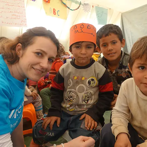 Valeska Lamberti mit drei Jungs nach ihrem Rollenspiel | © UNICEF 2016/V. Lamberti Projektreise Libanon: Valeska Lamberti mit drei Jungs nach einem von zahlreichen Spielen