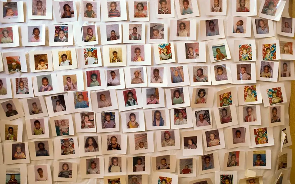 Äthiopien Äthiopien: Fotowand mit Bildern nicht beschnittener Mädchen