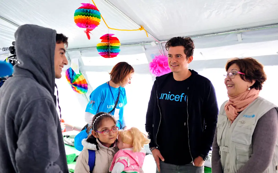 Orlando Bloom spricht mit dem 17-jährigen Tarek aus Syrien. | © UNICEF/Georgiev Orlando Bloom spricht mit dem 17-jährigen Tarek aus Syrien.