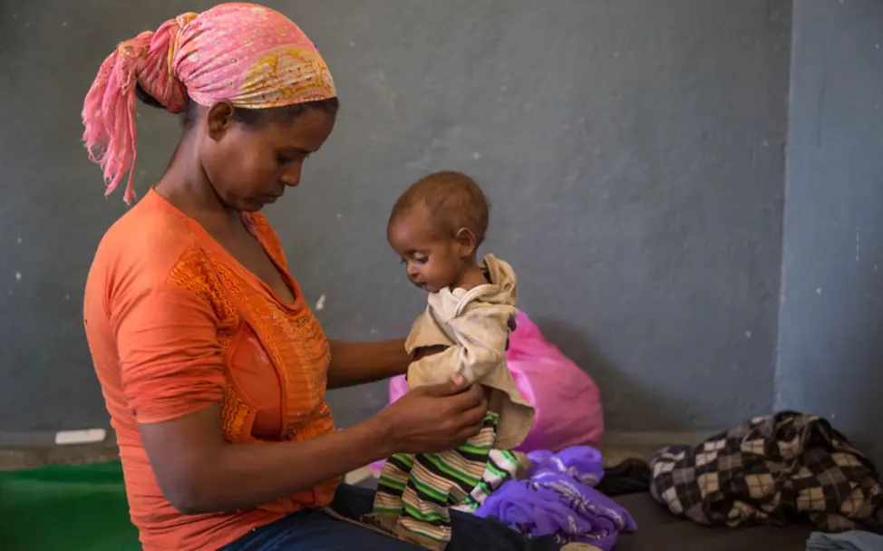 El Niño Äthiopien: Eine Mutter hält ihr mangelernährtes Kind.