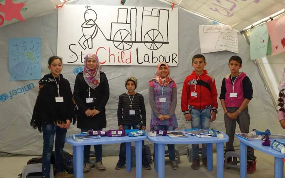 Im Pressezelt steht man für die Begrüßung bereit | © UNICEF/Valeska Lamberti Libanon-Projektreise: Der Empfang für die Pressekonferenz in der "Thinking Zone"