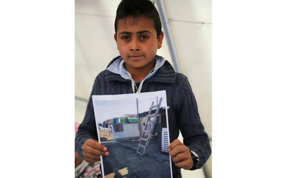 Hussein zeigt sein "Leiter-Bild" | © UNICEF/Ramzi Haidar Libanon-Projektreise: Hussein zeigt sein Ergebnis des Fotoprojekts