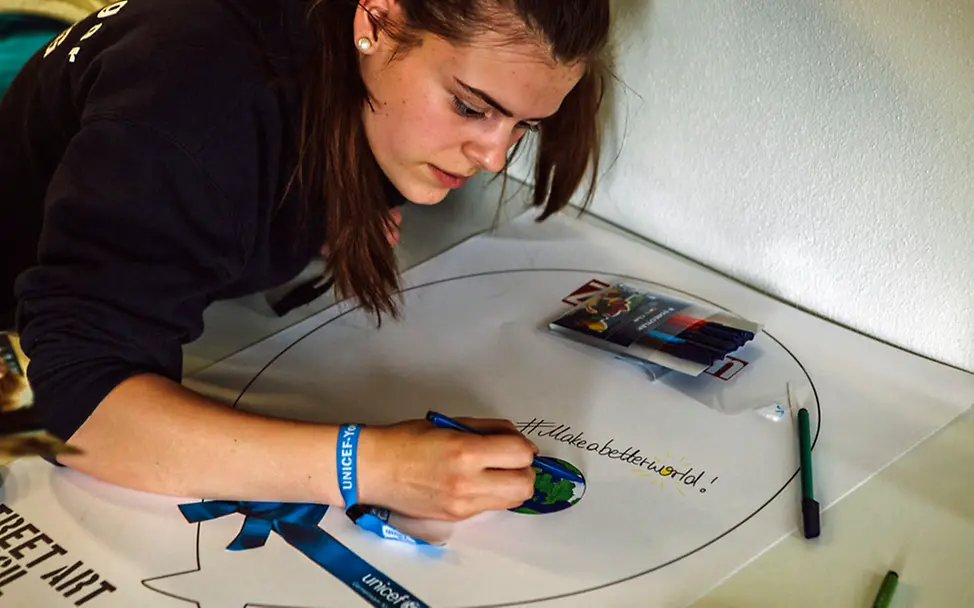 Ballon-Collagen basteln: Collagen bemalen.