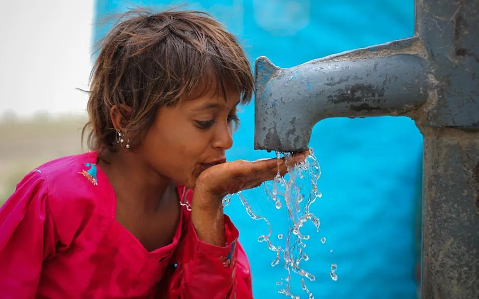 UNICEF-Kampagne Wasser wirkt | © UNICEF/UNI.DT2014-17438/Asad Zaidi Wasser wirkt - Mädchen trinkt Wasser am Brunnen