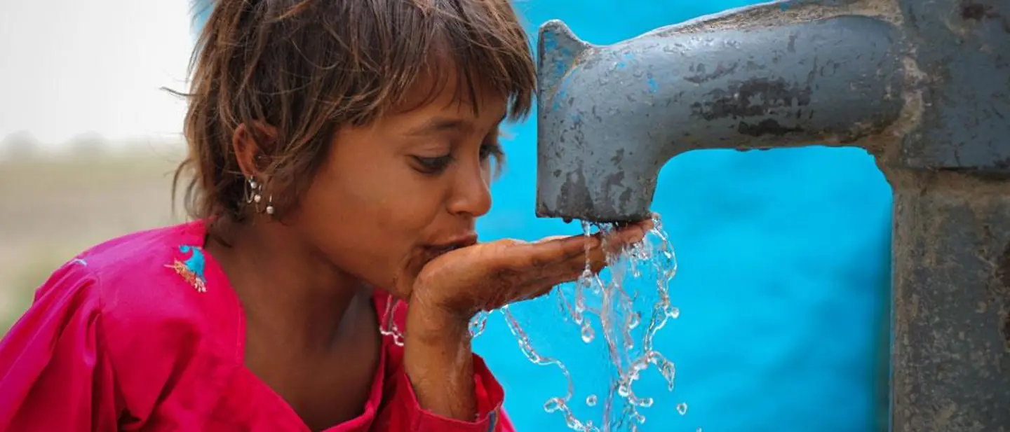 UNICEF-Kampagne Wasser wirkt | © UNICEF/UNI.DT2014-17438/Asad Zaidi Wasser wirkt - Mädchen trinkt Wasser am Brunnen