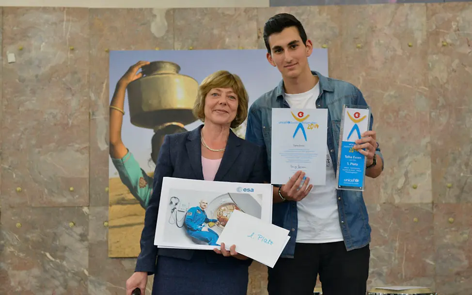 UNICEF-Juniorbotschafter Talha Evran mit Daniela Schadt | © UNICEF DT/Hyou Vielz UNICEF-Juniorbotschafter Talha Evran mit Daniela Schadt