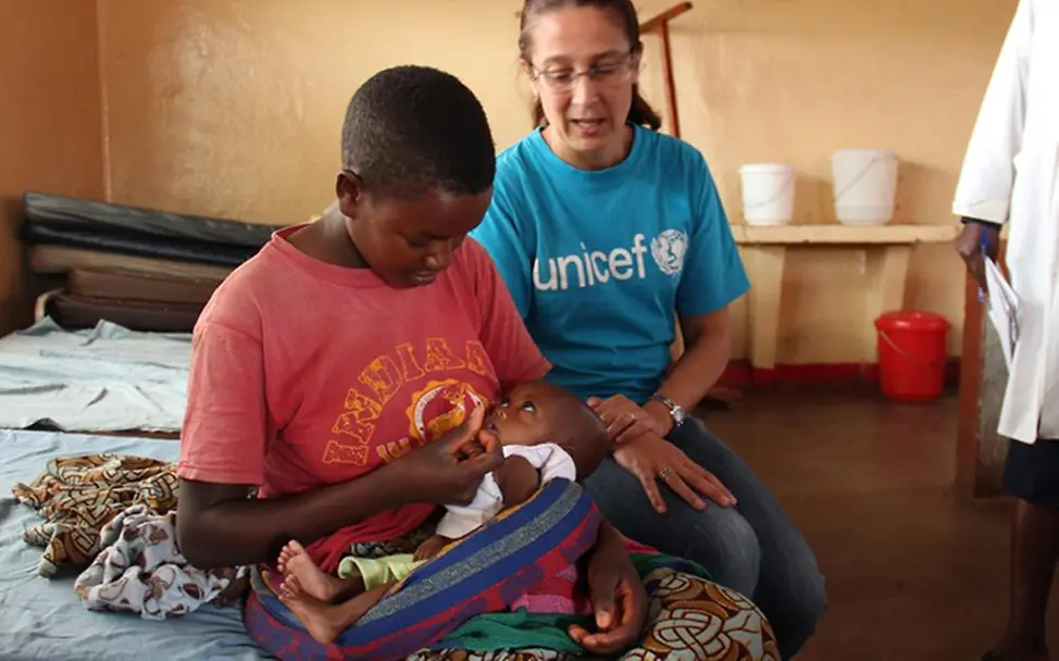 UNICEF versorg das Krankenhaus in Gitega mit therapeutischer Zusatznahrung und Spezialmilch für mangelernährte Kinder – auch Claria konnte so geholfen werden. Burundi Mangelernährung UNICEF Gesundheit