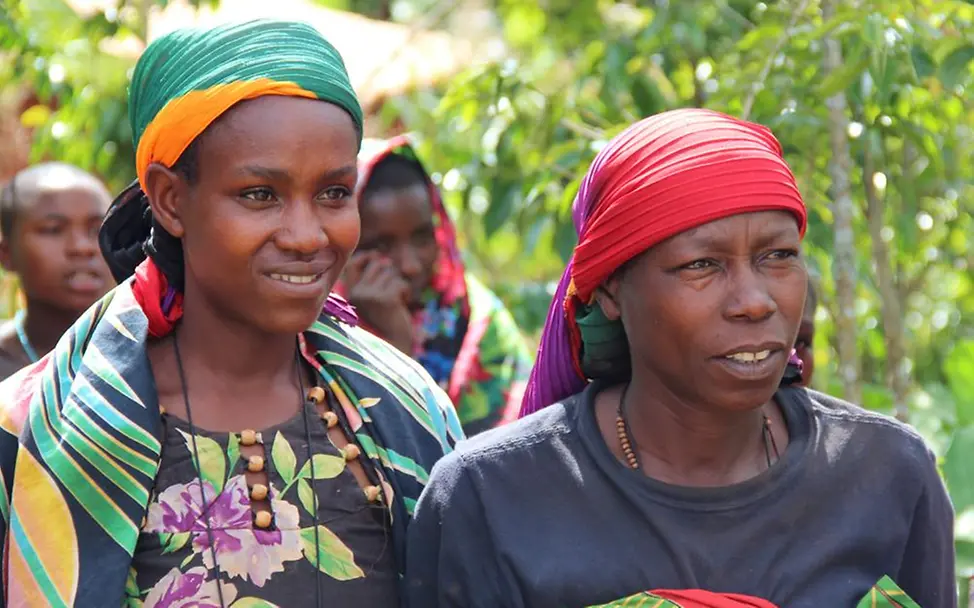 Anastasie (links) gibt anderen Müttern Tipps zu Hygiene und Gesundheit ihrer Kinder. Burundi Gesundheit freiwillige Helferin (© UNICEF/Kristina Müller)