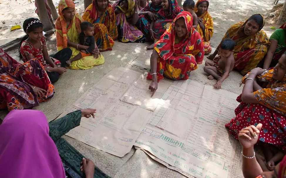Gesundheitshelferin klärt über sichere Wasserquellen auf