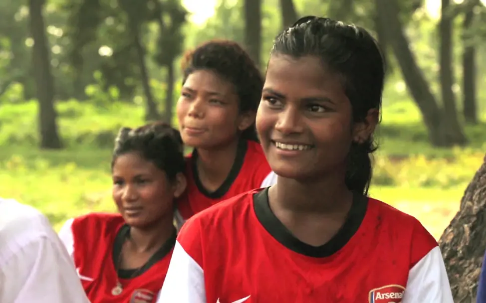 Sabita aus Nepal spielt gerne Fußball | © UNI.DT2015-28955 Frauenfußball in Nepal - Sabita im Fußballtrikot
