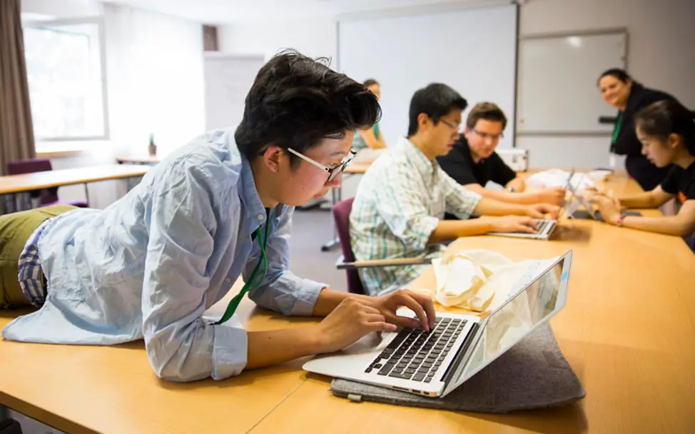 Konzentriertes Arbeiten an Projektideen. | © Gero Breloer J7 reloaded: Konzentriertes Arbeiten an Projektideen.