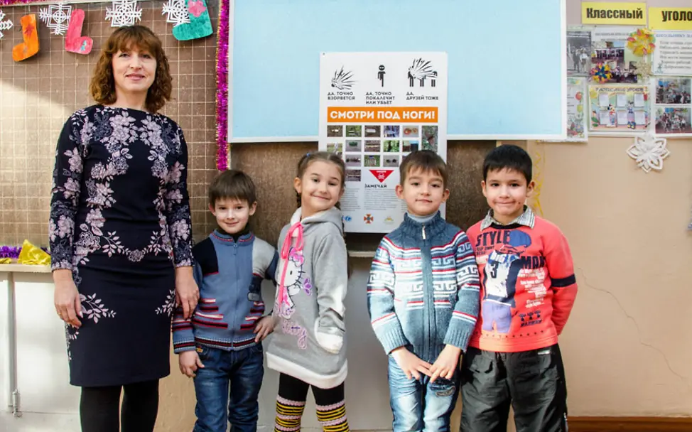 Elena Sergeevna mit Schülerinnen und Schülern | ©UNICEF/Ukraine/2015/Artem Getman Ukraine: Elena Sergeevna mit Schülerinnen und Schülern