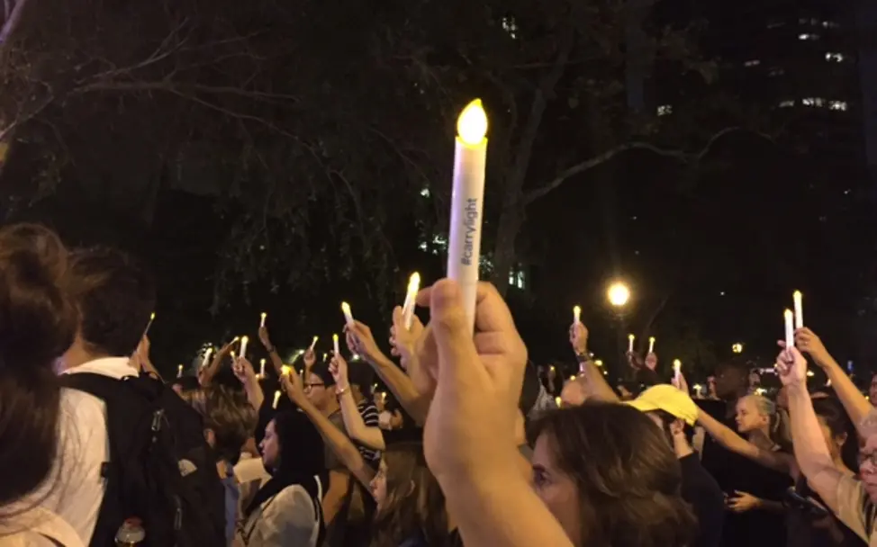 Unter dem Motto #carrylight halten Menschen auf der Mahnwache in New York Kerzen in den Händen. |© UNICEF DT/Christian Schneider Menschen halten Kerzen nach oben auf der Mahnwache in New York.