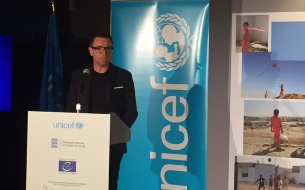 Ewan McGregor spricht für Kinder auf der Flucht. | © UNICEF DT/ Christian Schneider Ewan McGregor spricht für Kinder auf der Flucht.