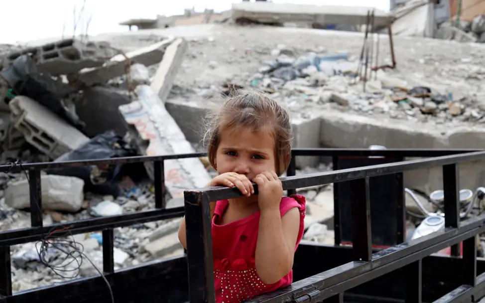 Mädchen vor den Trümmern des Familienhauses in Gaza | © UNICEF/UNI188295/El Baba