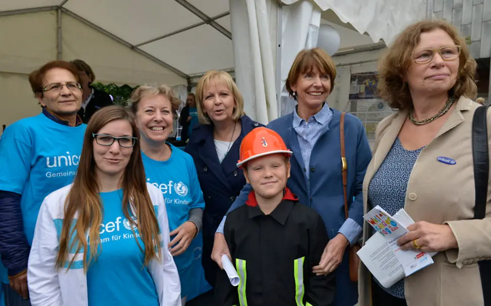 Weltkindertag 2016: Politiker und Mitarbeiter am UNICEF-Stand | © UNICEF/Hyou Vielz Weltkindertag 2016: Politiker und Mitarbeiter am UNICEF-Stand