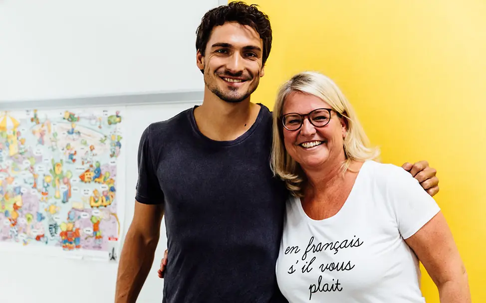 Mats Hummels mit seiner früheren Englischlehrerin | © Holger Riegel Mats Hummels mit seiner früheren Englischlehrerin