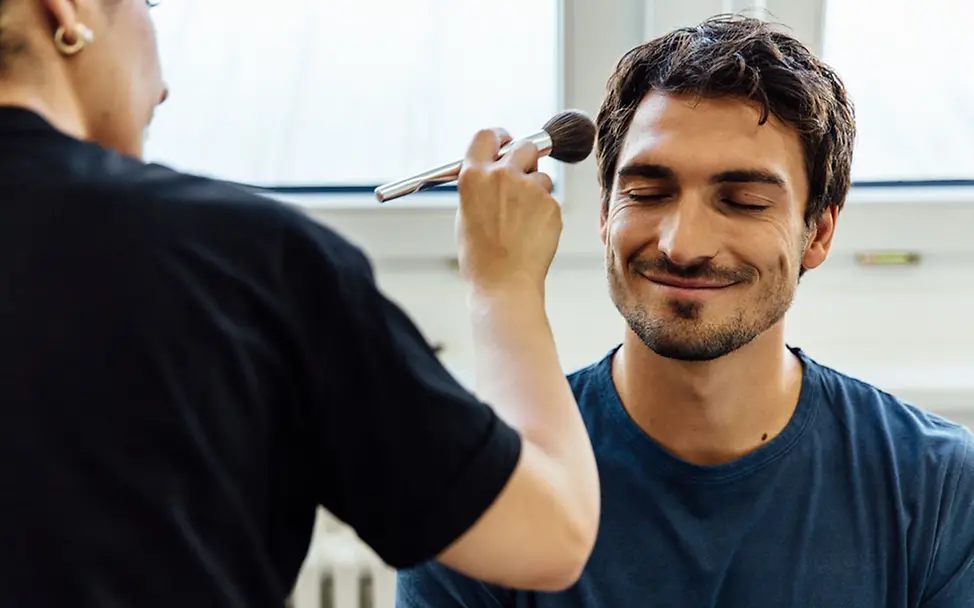 Visagistin Laila Hamidi schminkt Mats | © Holger Riegel Visagistin Laila Hamidi schminkt Mats