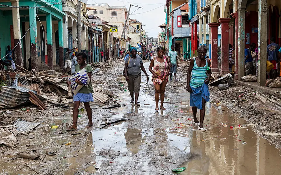 Die Menschen brauchen dringend sauberes Wasser, Nahrung und Schutzutensilien. | © UNICEF/Abassi Hurrikan Matthew: Der Wirbelsturm verursachte extreme Überschwemmungen und viele Orte stehen unter Wasser.