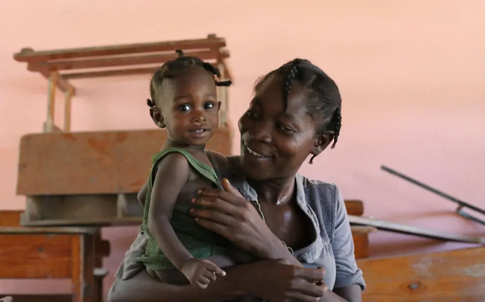 Diese Mutter lächelt ihr vom Sturm verschontes Kind an. | © UNICEF/Moreno Gonzal Hurrikan Matthew: Diese Mutter lächelt ihr vom Sturm verschontes Kind an.