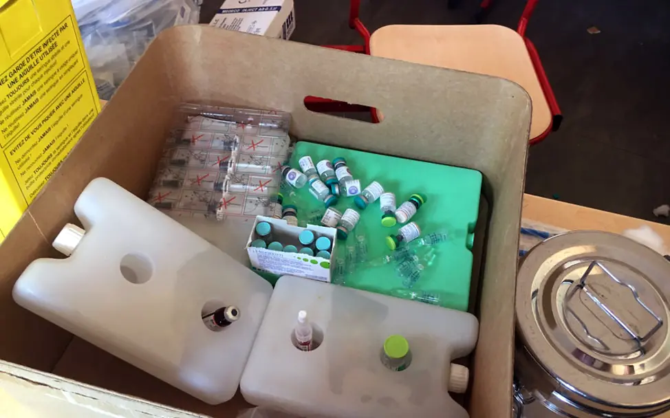 Gekühlter Impfstoff in einer Box | © UNICEF/DT2016-49865 Irak: Impfstoff wird in einer gekühlter Box transportiert