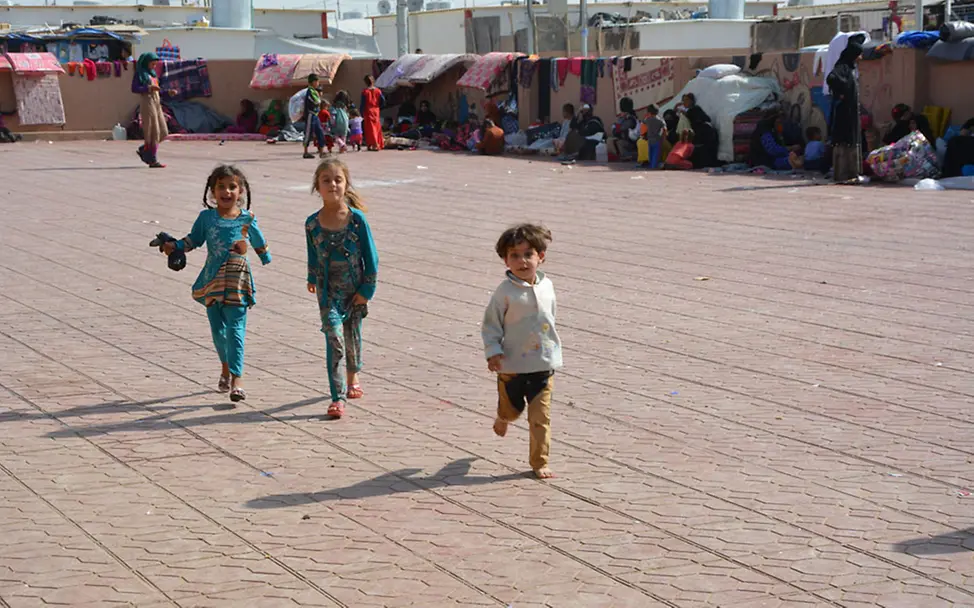 Irakreise: Kinder auf dem heißen Schulhof