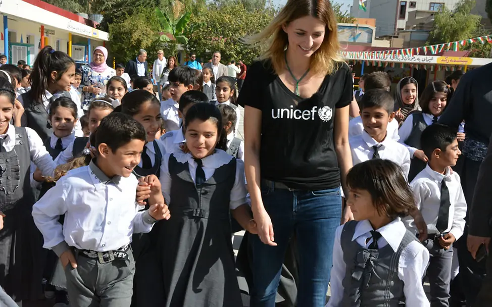 Irakreise: Eva Padberg mit Kindern im Schulhof