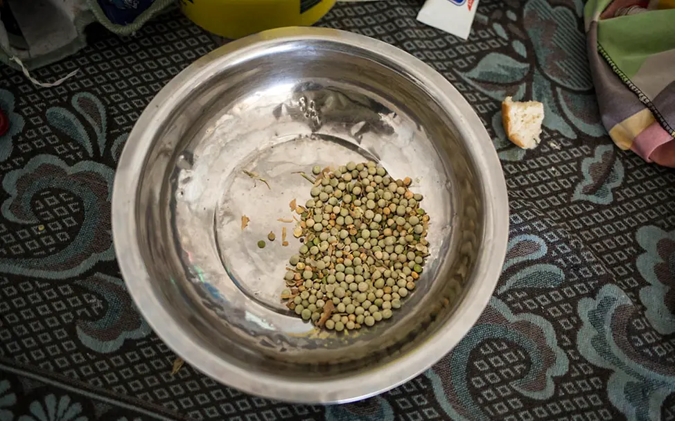 Über 100.000 Kinder in Haiti benötigen dringend mehr zu Essen. | © UNICEF/LeMoyne Hurrikan Matthew: Eine große Essenschale mit wenig Inhalt. Viele Kinder und Familien in Haiti brauchen mehr zu Essen.