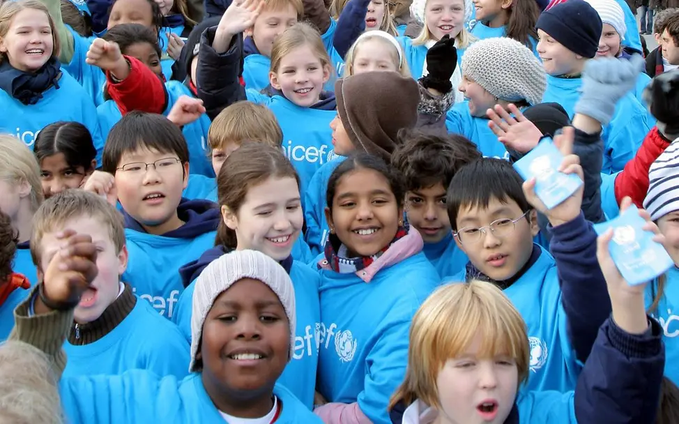 Weltkindertag: Kinder mit der Kinderrechtskonvention und UNICEF-T-Shirts