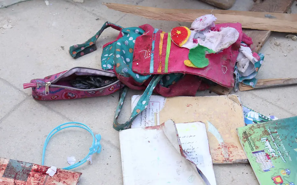 UNICEF hat über 4.000 Attacken auf Schulen gezählt | © UNICEF-Syria/Basma Ourfali Aleppo: Ein Schulranzen liegt in den Trümmern