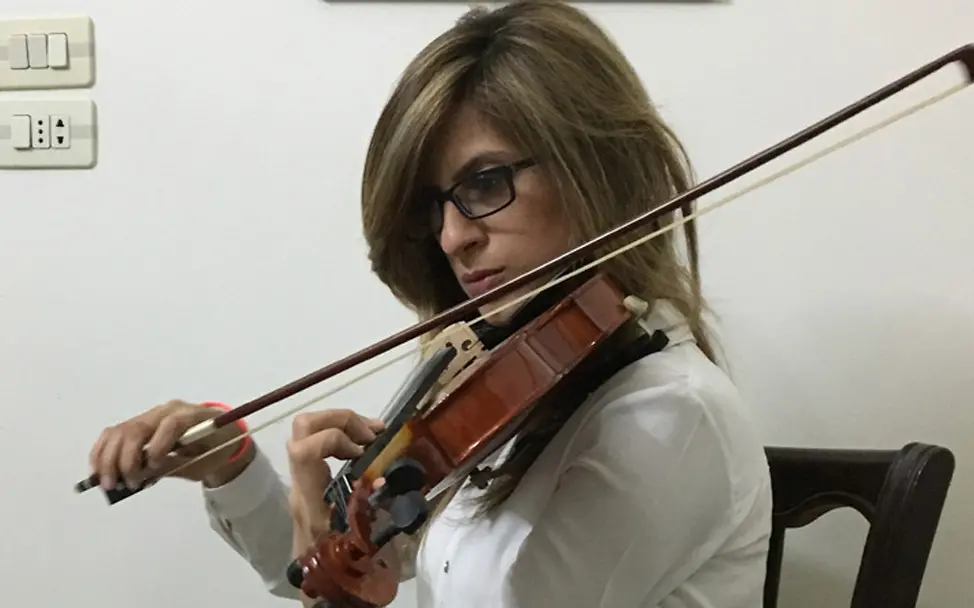 Basma übt mit der Geige | © UNICEF/Khuder Al-Issa Aleppo: Basma beim Geigenunterricht