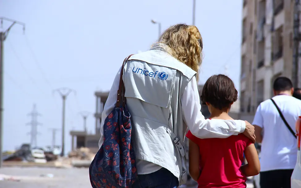 Basma mit einem Kind | © UNICEF/Khuder Al-Issa Aleppo: Basma legt den Arm um ein Kind