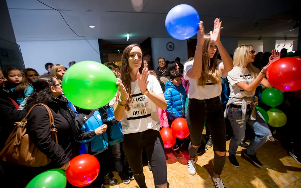 Wer vorher geübt hatte, konnte fleißig mittanzen | © Leif Piechowski Partnerstadt Stuttgart: Beim Tanzen konnte jeder mitmachen