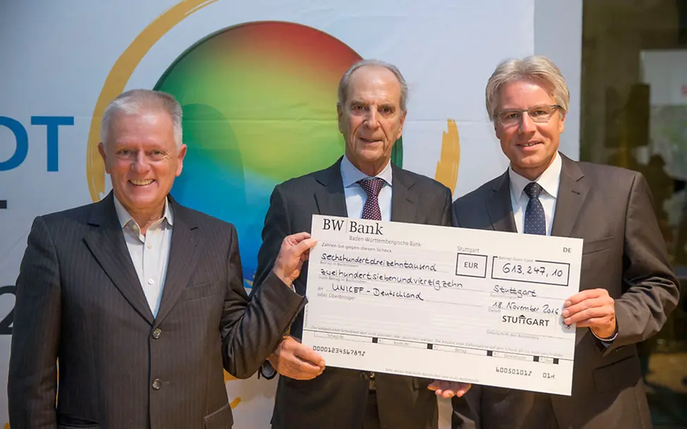 Der Spendenscheck wird an UNICEF überreicht | © Leif Piechowski Partnerstadt Stuttgart: Übergabe des Spendenschecks
