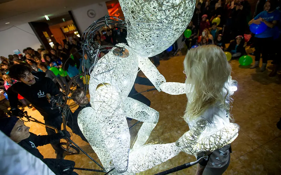 Die DUNDUs begrüßen die Kinder | © Leif Piechowski Partnerstadt Stuttgart: Die DUNDUs sind zu Besuch