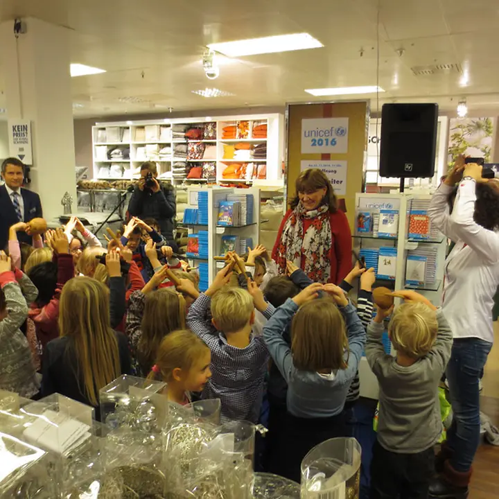 Petra Reiter eröffnet den UNICEF Grußkartenverkauf in Schwabing